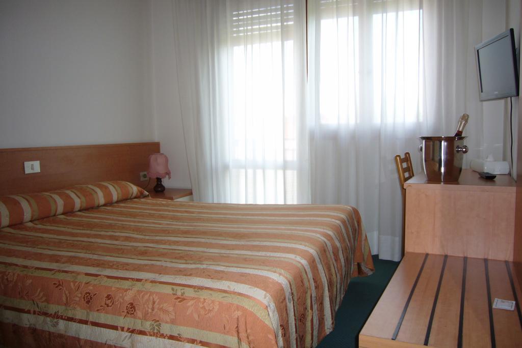 Hotel Kristall 산도나디피아베 외부 사진