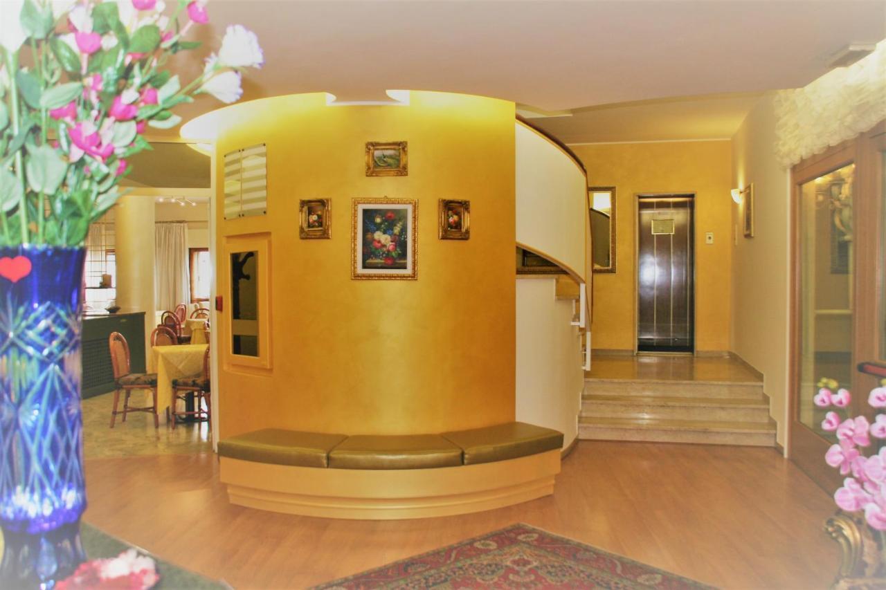 Hotel Kristall 산도나디피아베 외부 사진